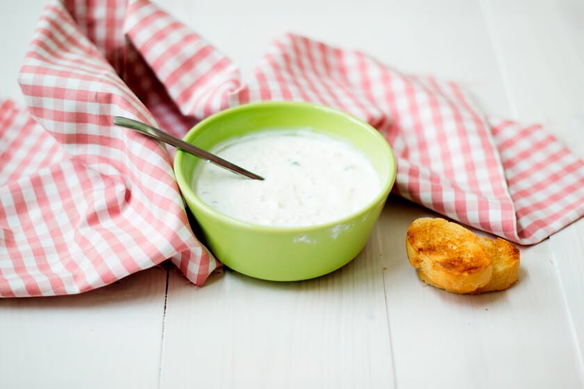 Tzatziki casero: la salsa griega que se hace con tres ingredientes y mejora de un día para el otro