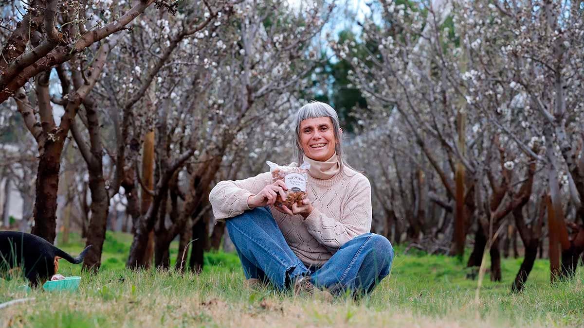 Teresita Peláez transformó un terreno cubierto de malezas en un emprendimiento artesanal de almendras en Plottier