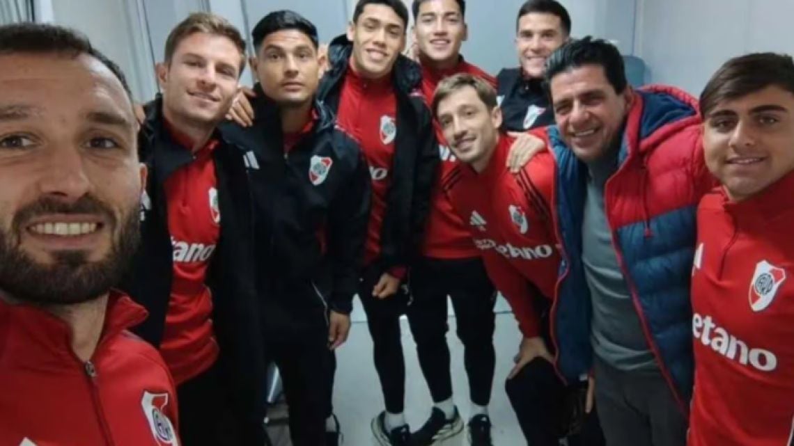 Dos carpetas abiertas y un reloj que corre: el mercado se le hace elástico a River
