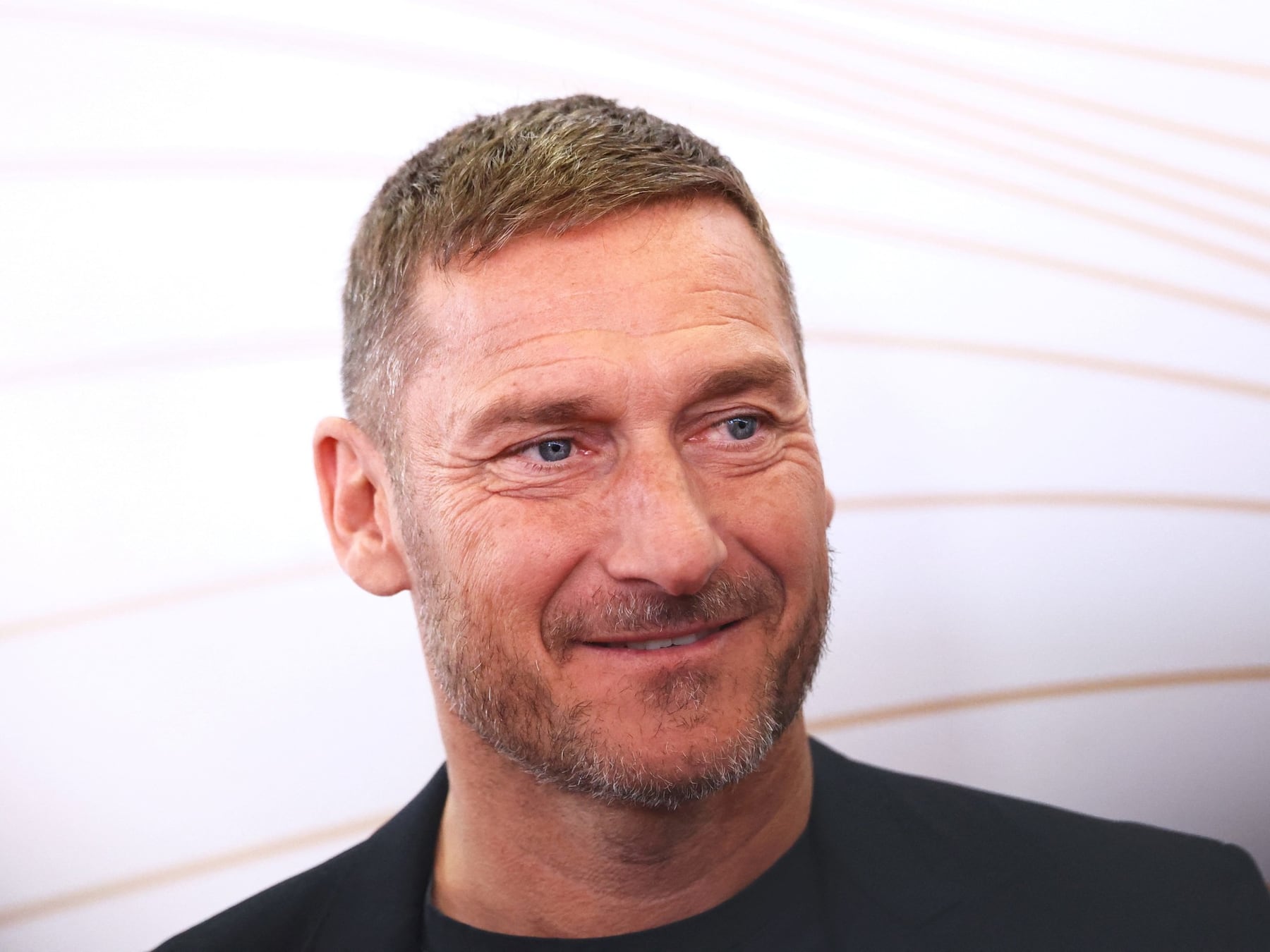 Totti cambió la pelota de fútbol por una naranja: ahora le pasa el trapajo al básquet romano