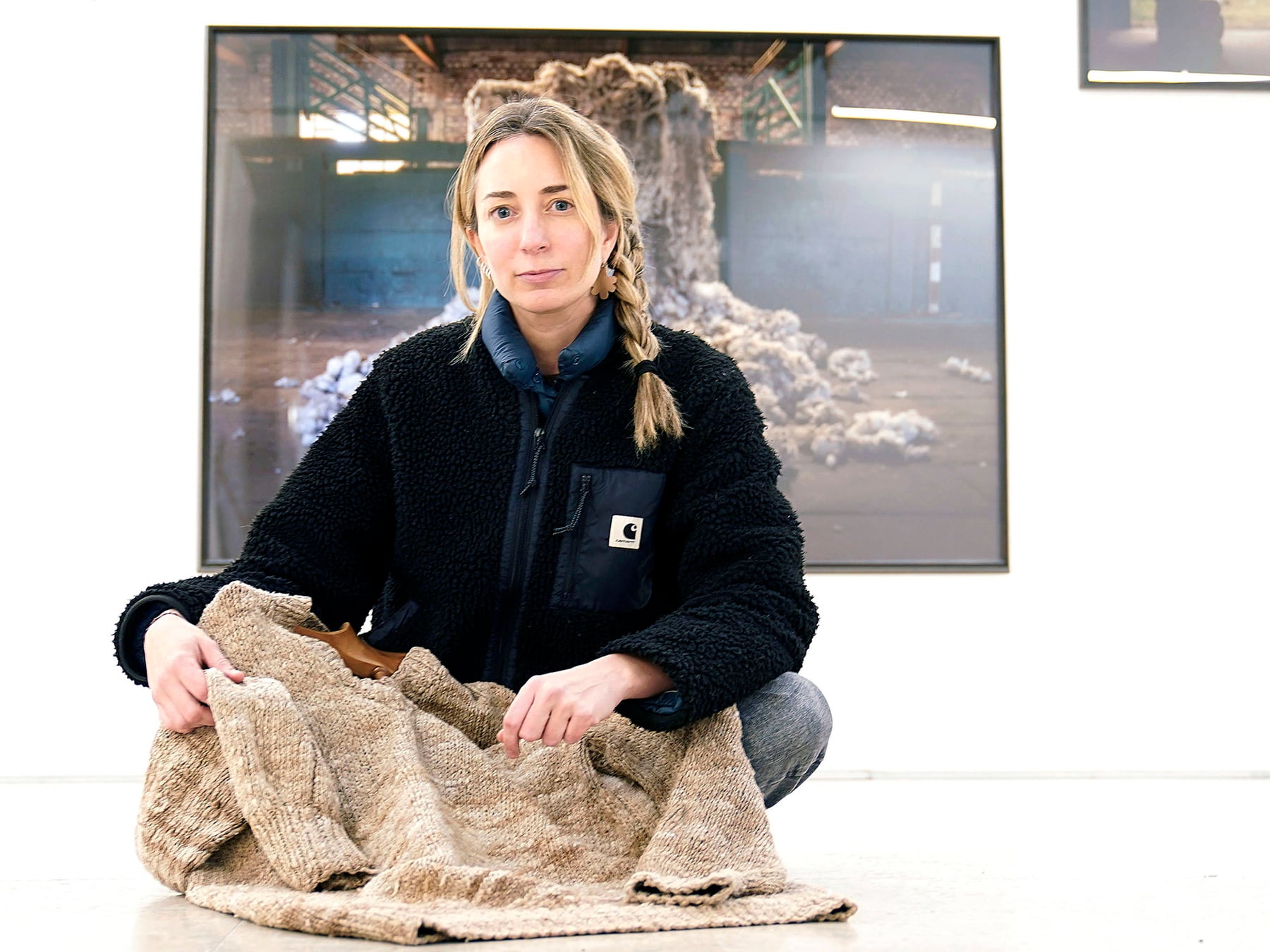 La oveja negra que se volvió materia: Laura Ferro exhibe diez años de fotografías sobre el descarte lanero patagónico