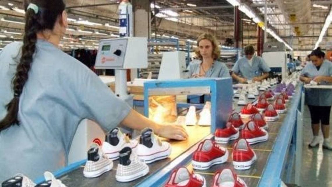 Cierre total en Las Flores: la planta que hacía las zapatillas Converse quedó sin operarios y ya solo conserva cinco empleados administrativos