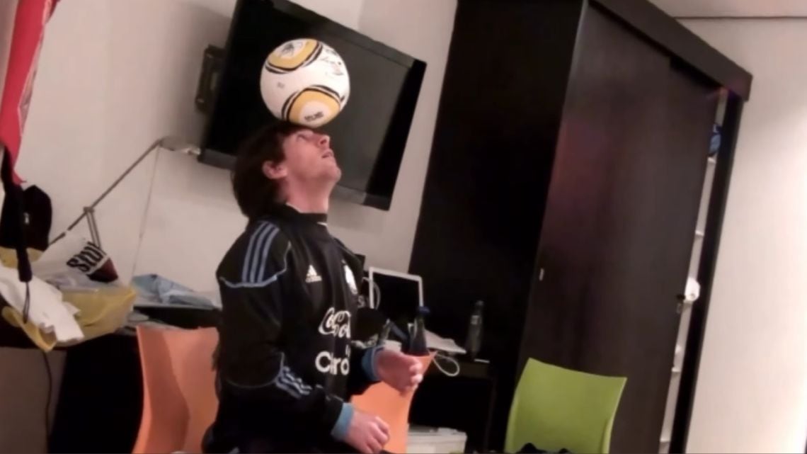 El video que volvió a poner a Messi en el búnker de Pretoria: jueguitos a pata pelada y una Jabulani que no se le caía
