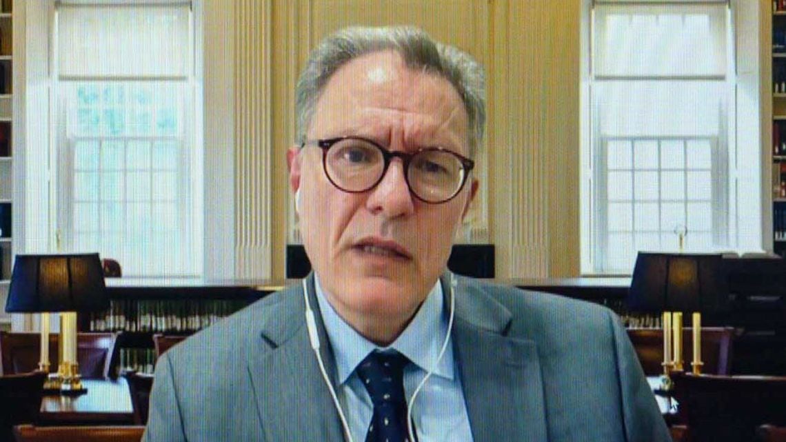 Luciano Floridi: la inteligencia artificial ejecuta sin entender, y por eso hay que integrarla con cabeza