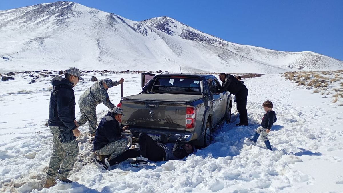 Una mujer caminó 15 kilómetros por la nieve para pedir ayuda y rescatar a su familia varada en la cordillera neuquina