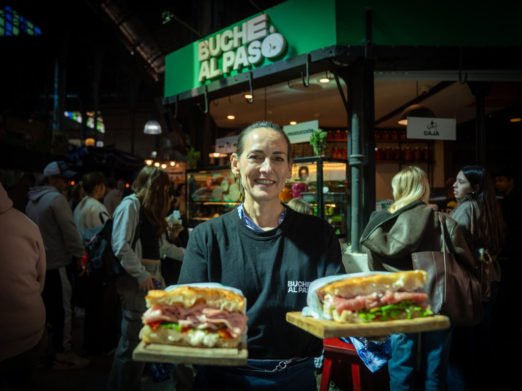 A metros de Carlos Calvo, un puesto del Mercado de San Telmo vende cien sándwiches por día con pan propio de leña