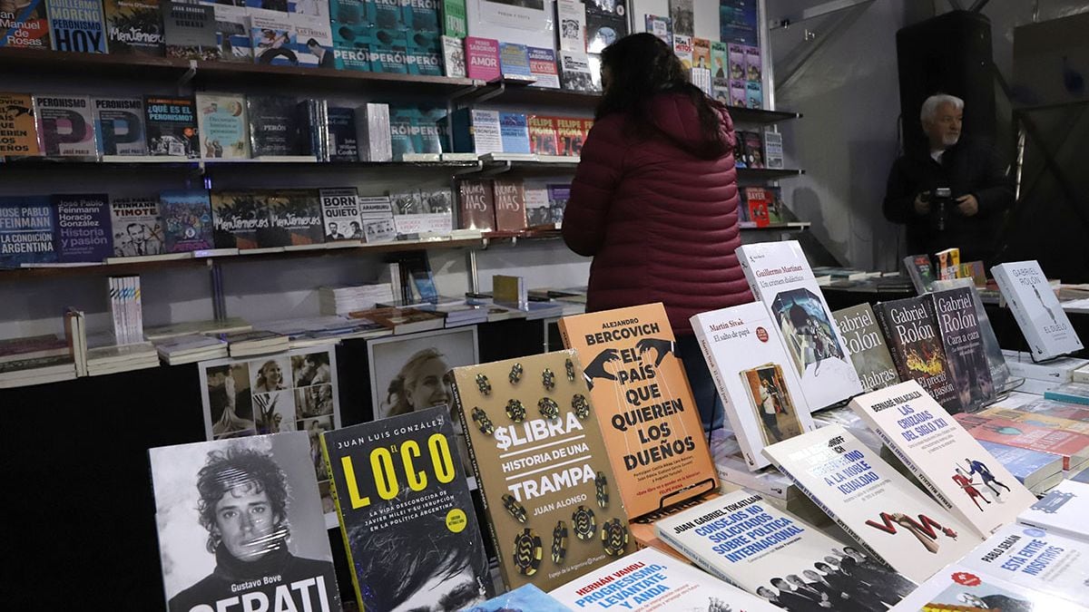La Feria del Libro de Neuquén abrió en el Parque Central con entradas desde 2.000 pesos y estrategia de combos para sostener ventas