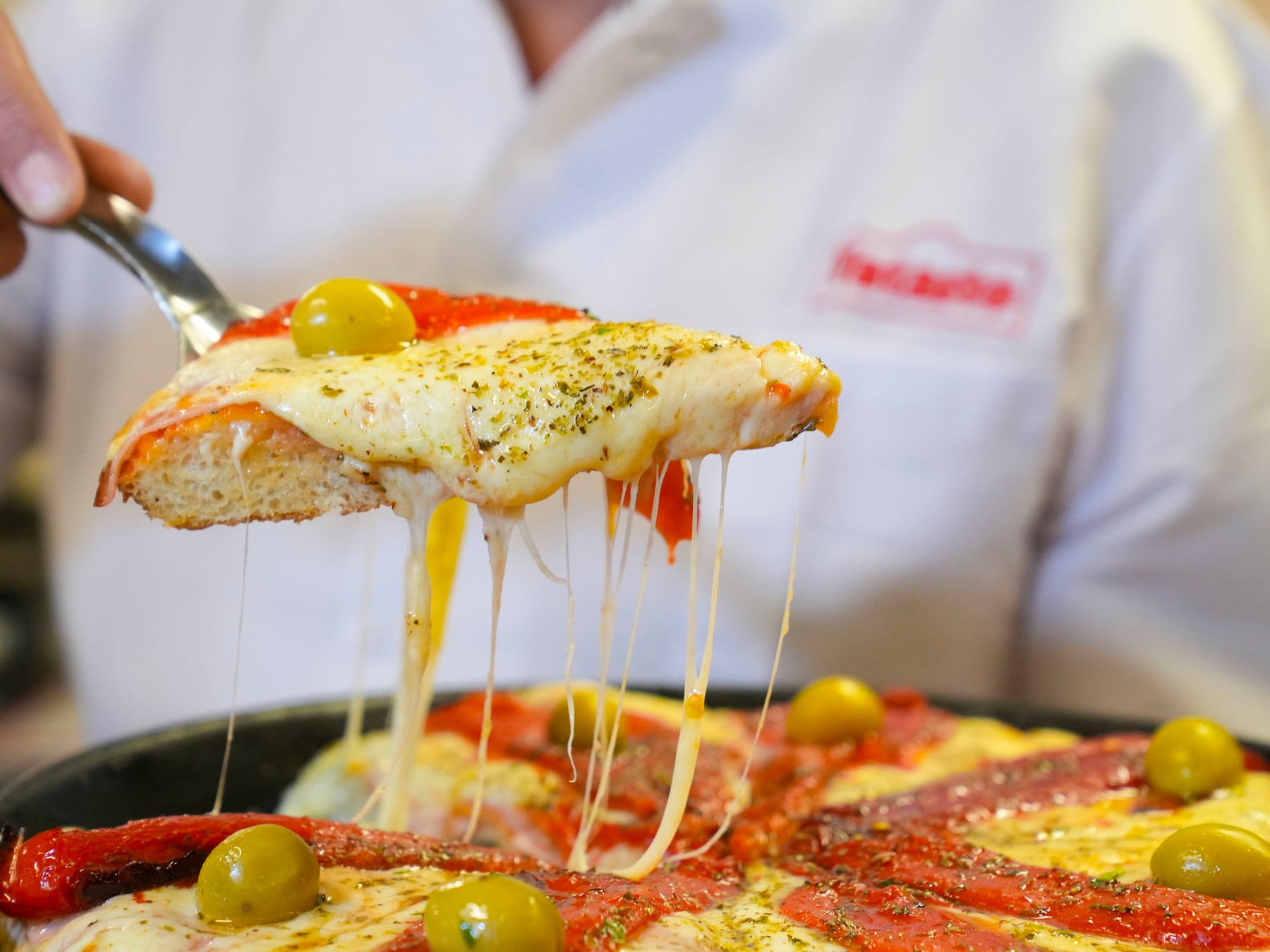Degustación a la gorra: pizza y empanadas a dos mil pesos frente al Obelisco para juntar fondos para los Exploradores de San Justo