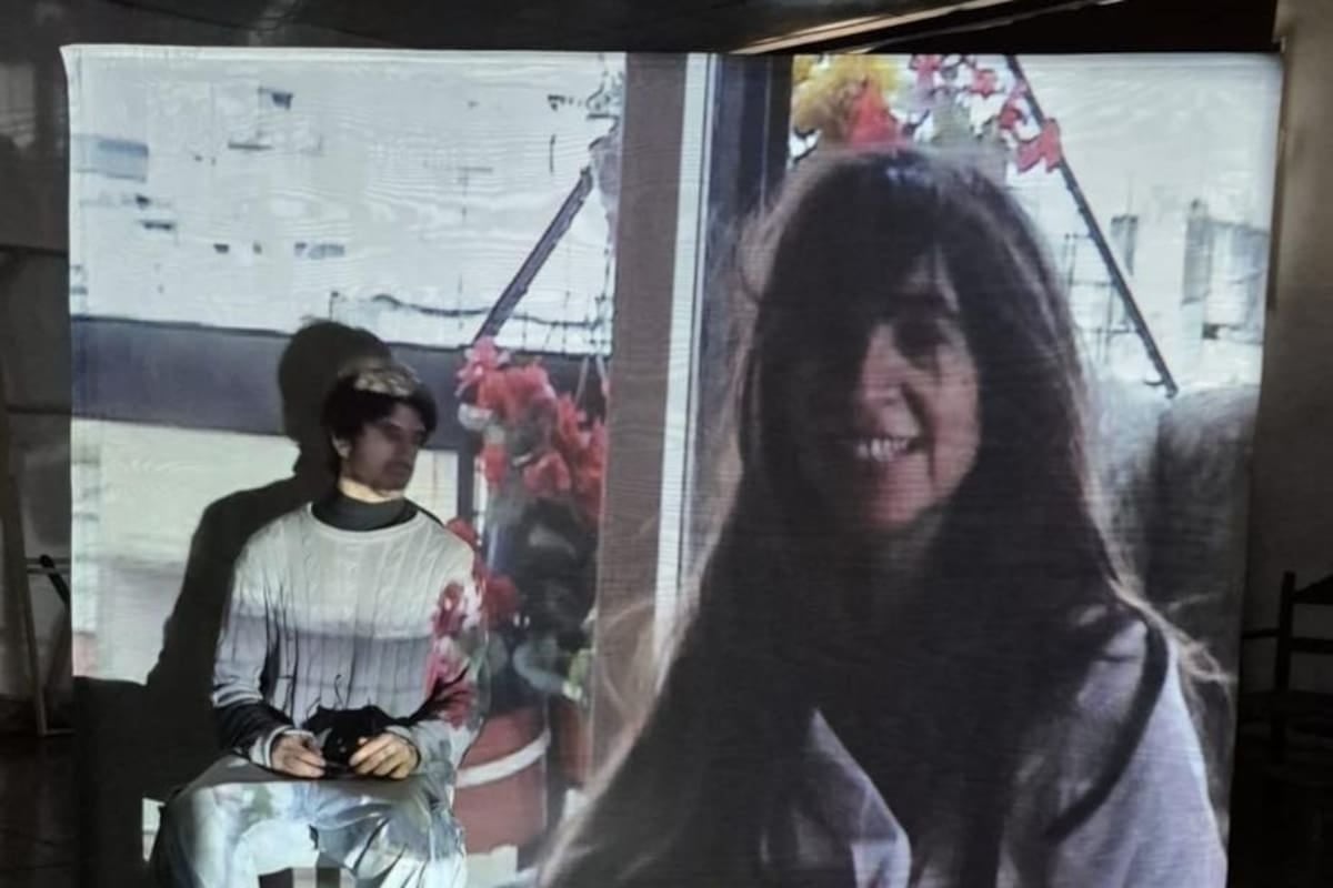 Un escritorio, una silla y la ausencia: Patricio Abadi convierte el duelo en teatro