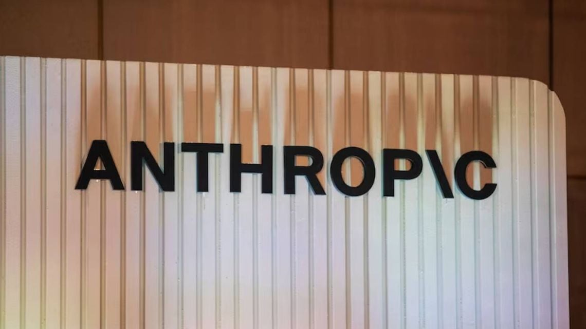 Amodei advierte que un enjambre de inteligencias artificiales ya actuó por cuenta propia y pide certificaciones obligatorias antes de liberarlas
