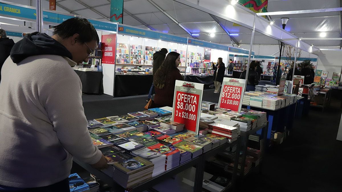 La Feria del Libro de Neuquén despliega su agenda del miércoles con propuestas de escritura, poesía y cine patagónico