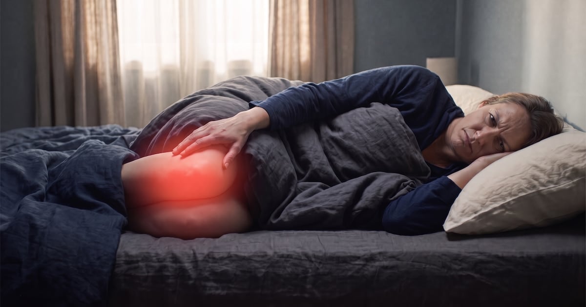 Dolor de rodilla en la noche: cuándo alarma y qué medidas de alivio considerar antes de la consulta médica