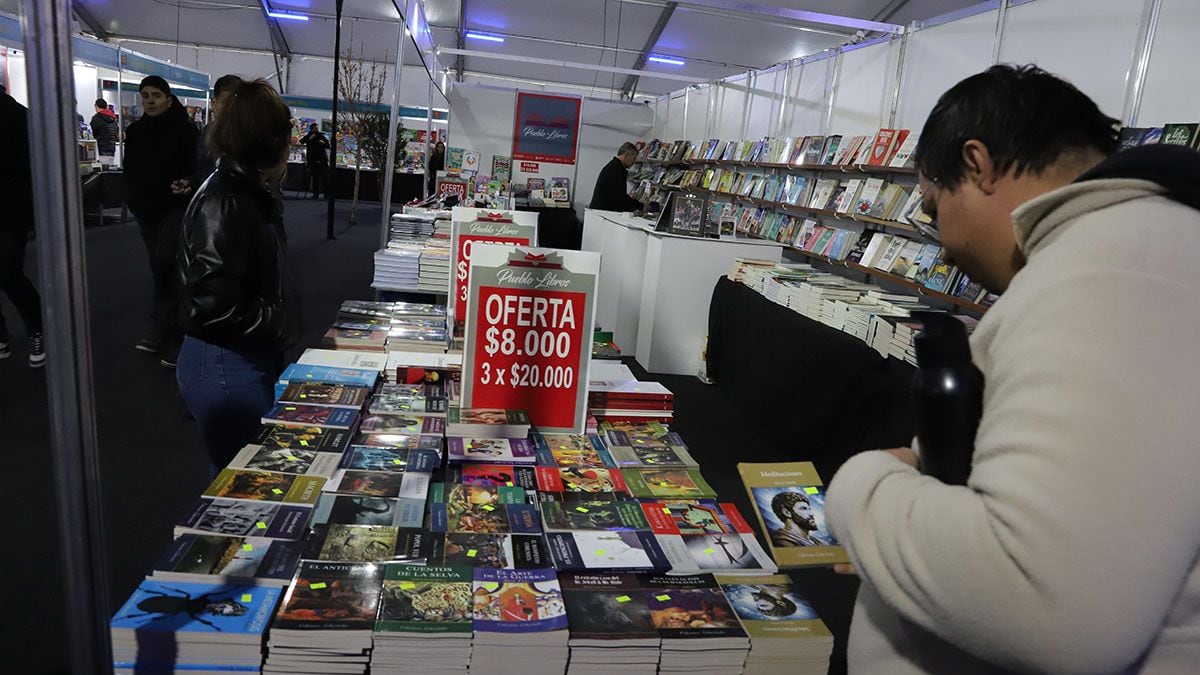 La XIII Feria del Libro de Neuquén extiende su programación hasta el domingo con talleres, charlas y teatro en el Parque Central