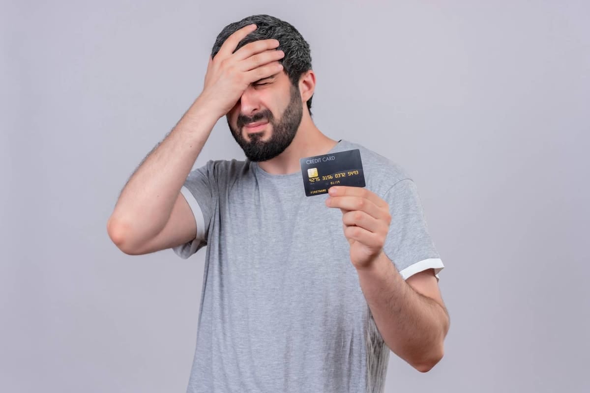 Pagar el mínimo en la tarjeta de crédito: por qué queda deuda activa que sigue acumulando intereses