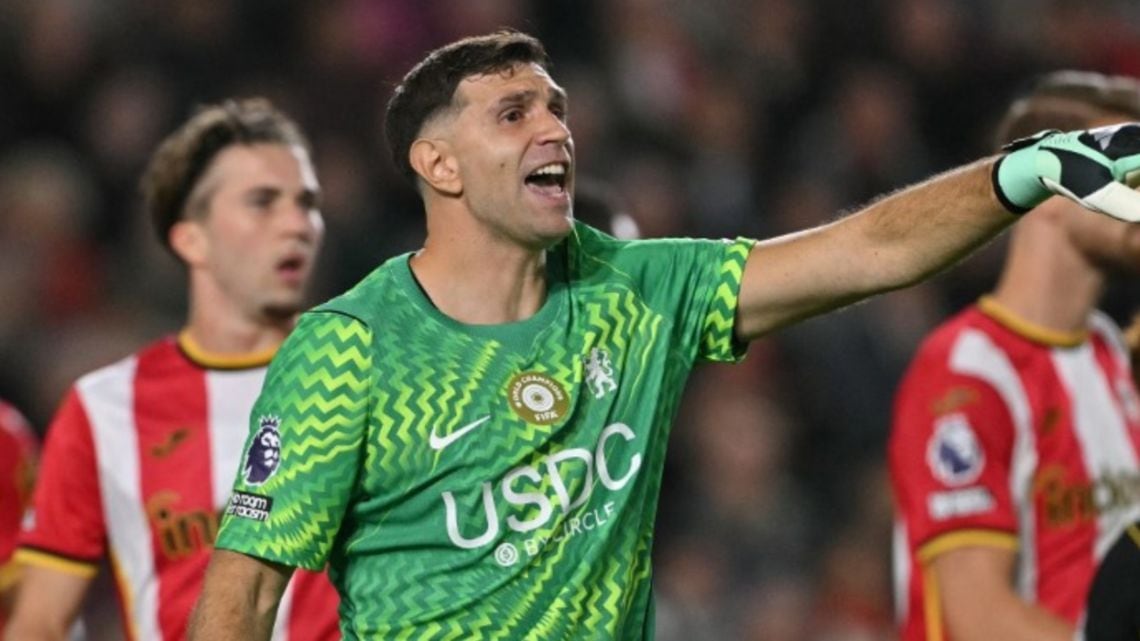 Chelsea se comió tres goles de Brentford y Martínez sigue sin poder festejar un arco en cero