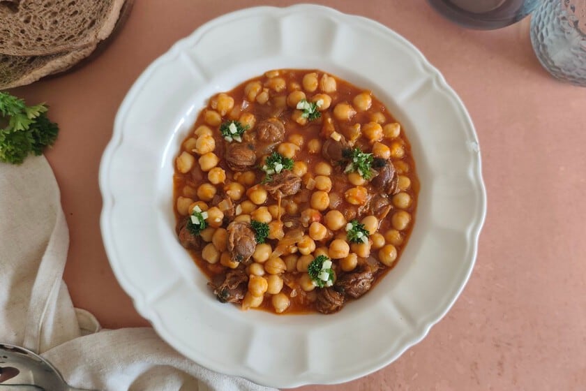 Garbanzos con zamburiñas: un guiso rápido que rescata dos latas del placard