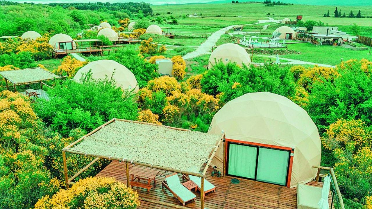Domos, yurtas y tinajas: cinco glampings cerca de Buenos Aires para una escapada distinta