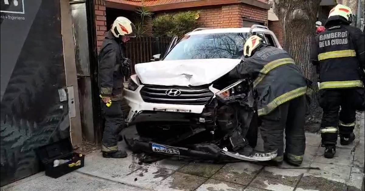 Un conductor de 33 años terminó con el auto sobre la vereda tras chocar contra vehículos estacionados en Palermo
