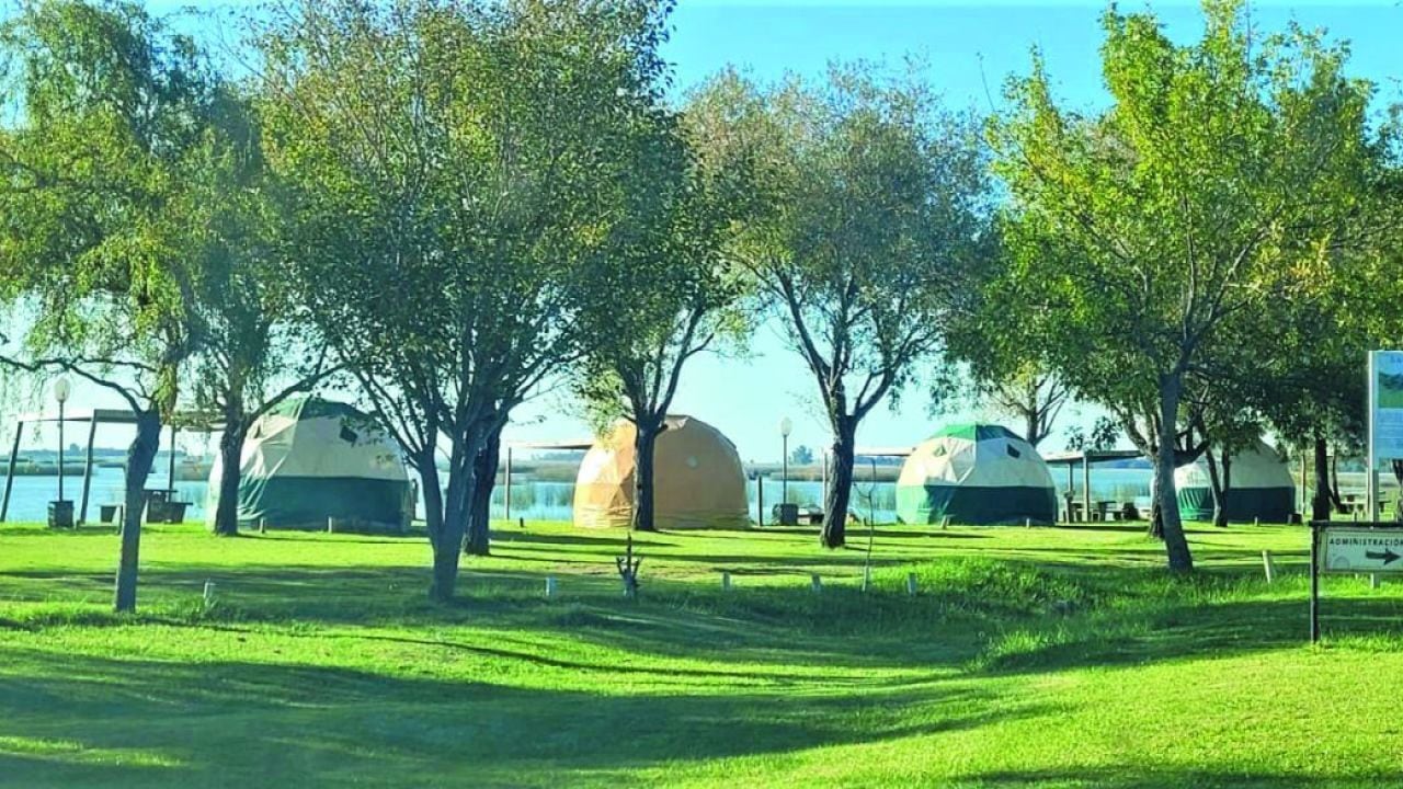 Carpa, sommier y horizonte: cinco glampings bonaerenses para desconectar sin resignar confort