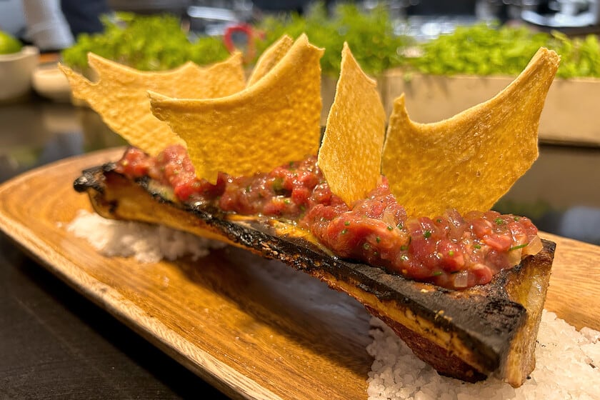 Carne cruda sobre hueso caliente: la rareza que sirve Barra Baja en pleno centro de Sevilla