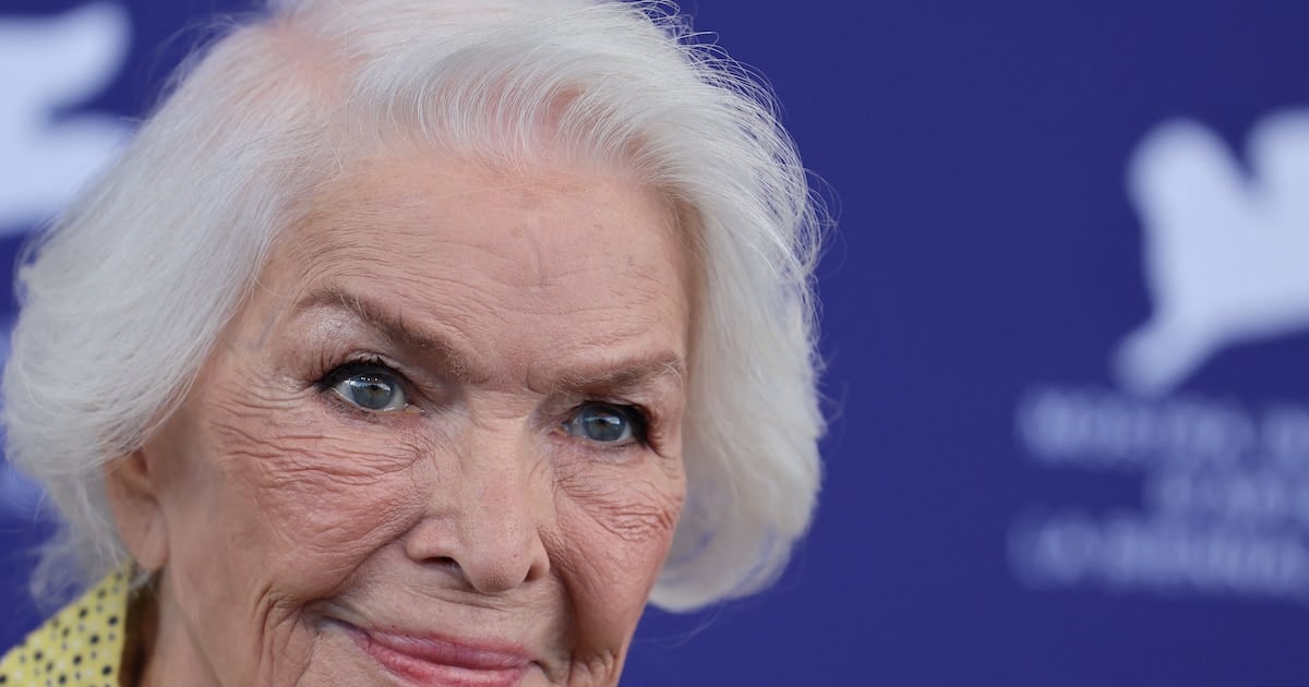 La rutina de marcha y musculación de Ellen Burstyn a los 93 años, según cada caso particular
