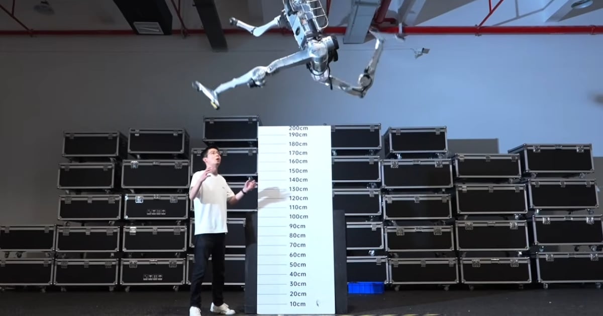 La mujer india que filma su rutina doméstica para enseñarles a los robots cómo se cocina y se limpia