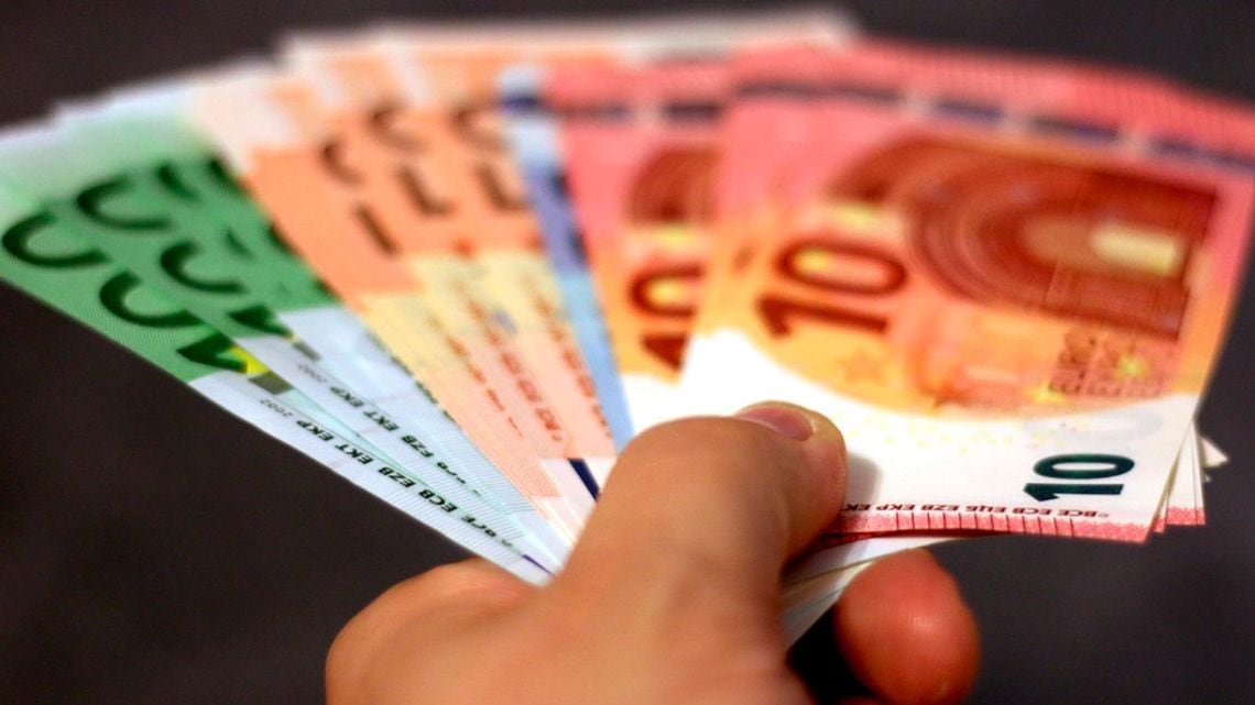 El euro blue se vendió a $1.855,75 en una jornada donde la diferencia con el oficial volvió a marcar el pulso del mercado cambiario