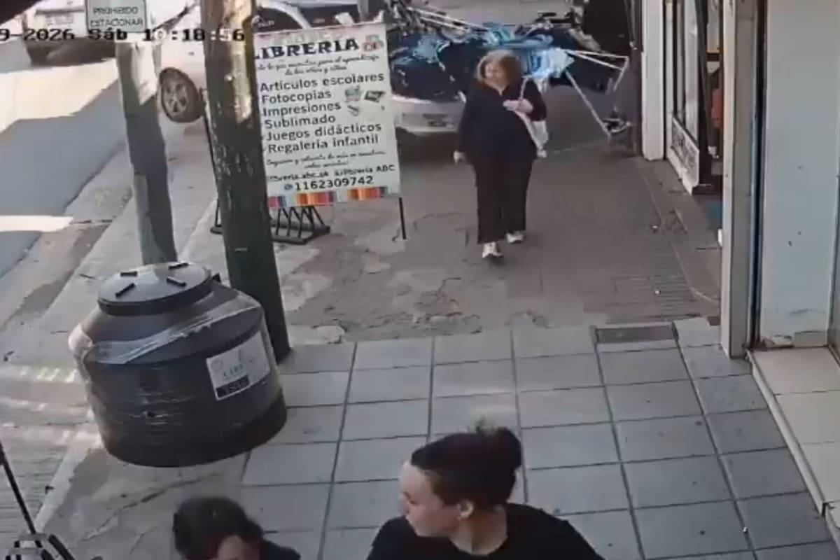 Una joven resultó atropellada por un auto que terminó adentro de un local de ropa en Almirante Brown