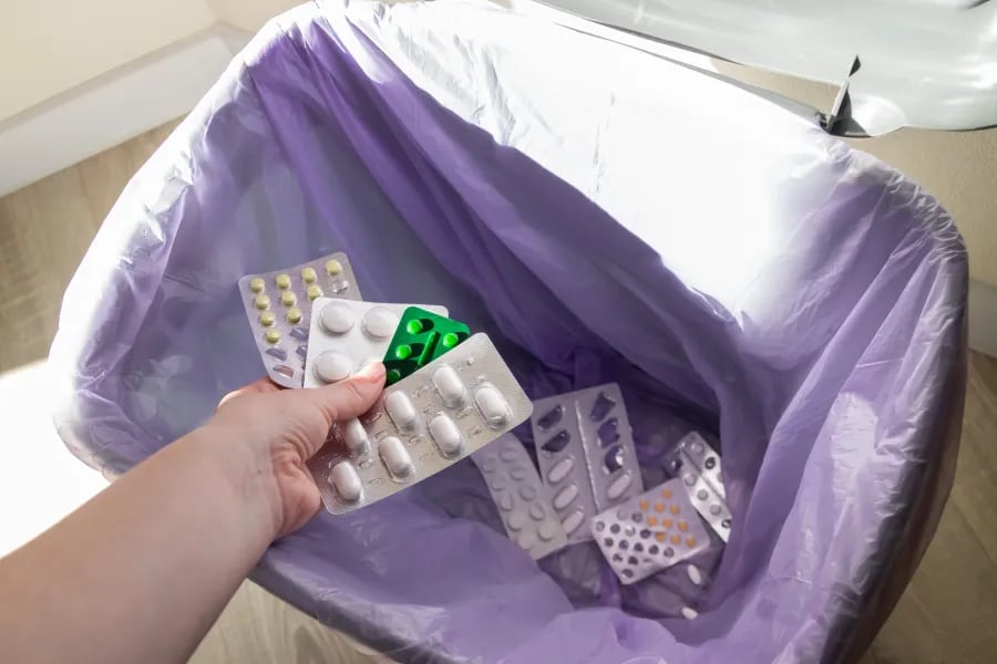 Neuquén refuerza la disposición de medicamentos vencidos tras un hallazgo en contenedores de la vía pública