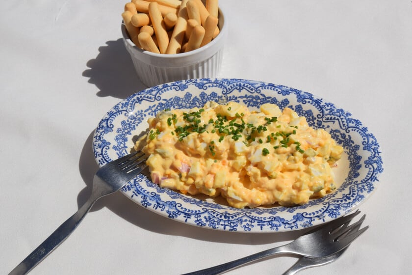 Ensalada de huevo sin papa: cremosa, con mostaza y lista para cualquier sándwich