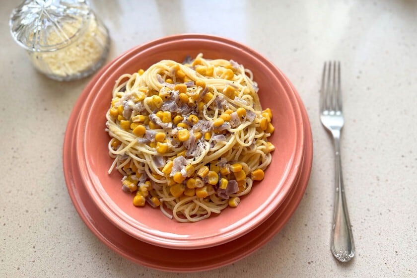 Espaguetis con choclo dorado y queso rallado: la pasta cremosa que resuelve una comida familiar en media hora