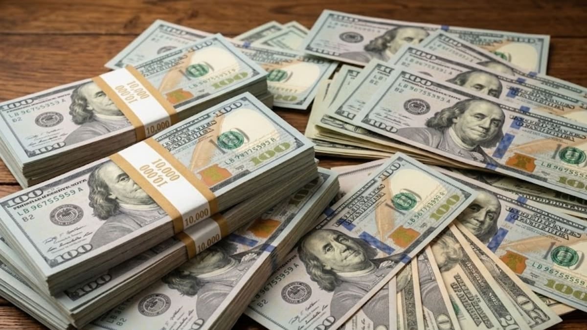 El dólar oficial cerró a $1545 y el blue se sostuvo en $1560, en una jornada sin cambios para las pizarras minoristas
