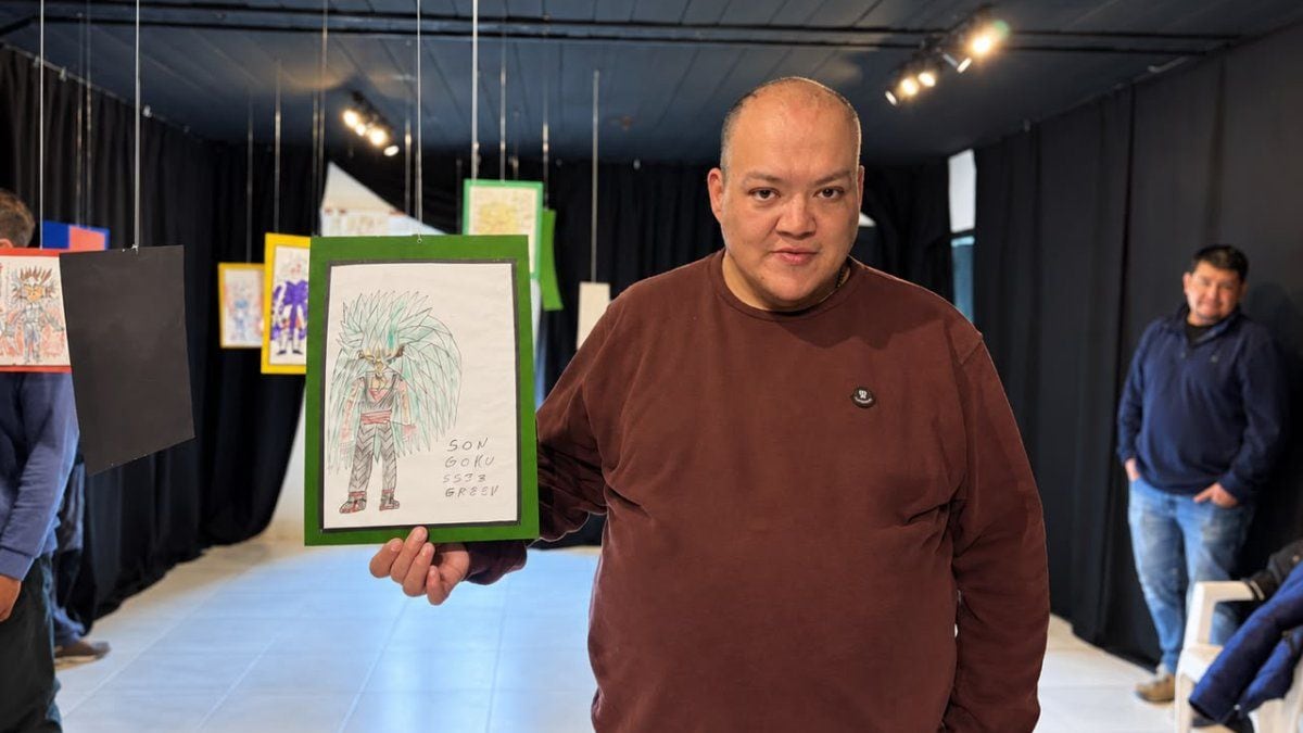 Daniel Lefiman exhibe por primera vez sus dibujos en la Casa de la Cultura de Aluminé