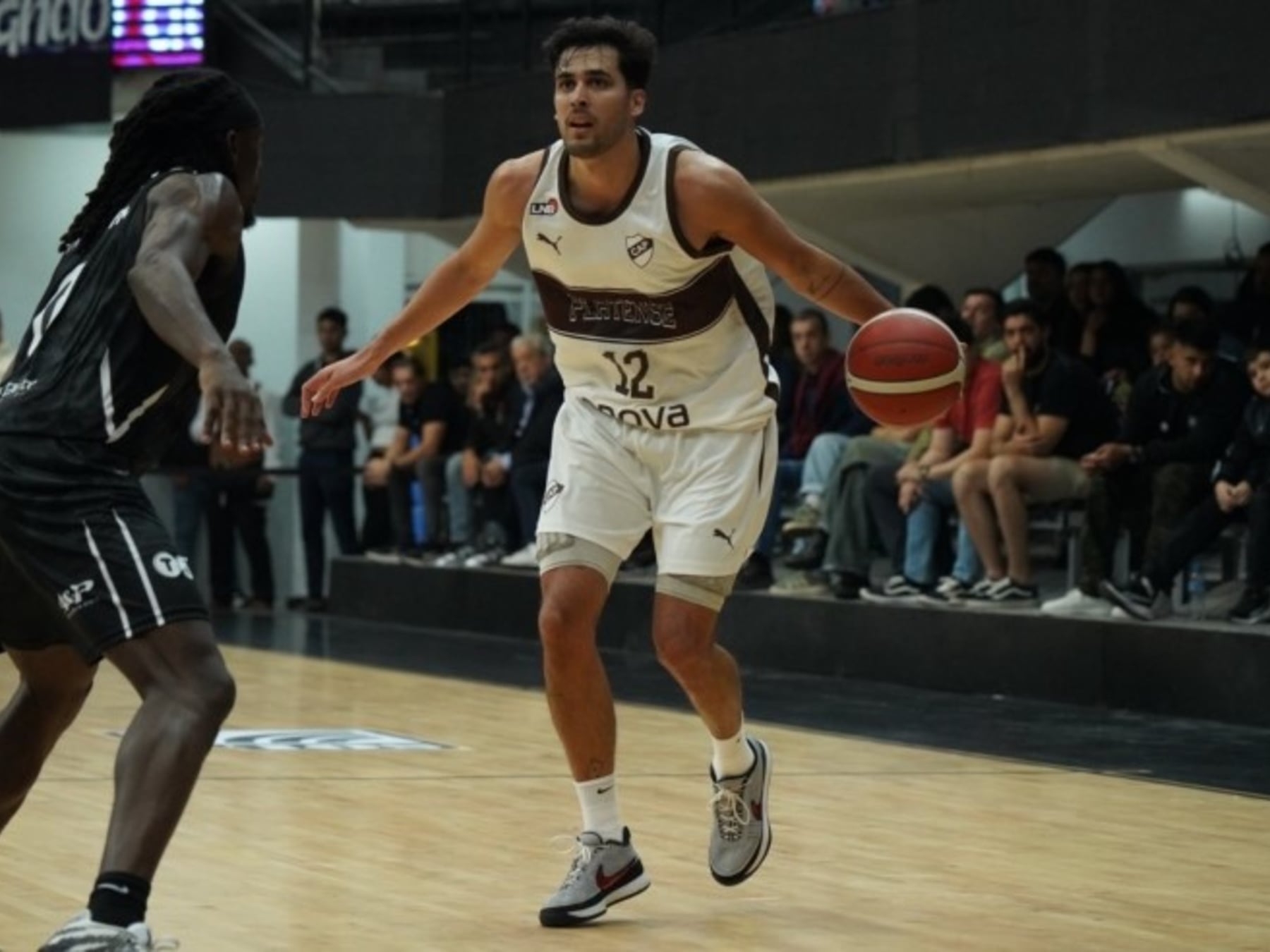 Platense aguantó el vendaval santiagueño y se trajo un debut a la medida