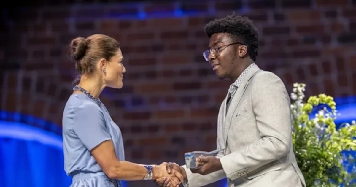 Un joven canadiense de 17 años creó un robot con inteligencia artificial que recoge plástico del agua y ganó un premio internacional