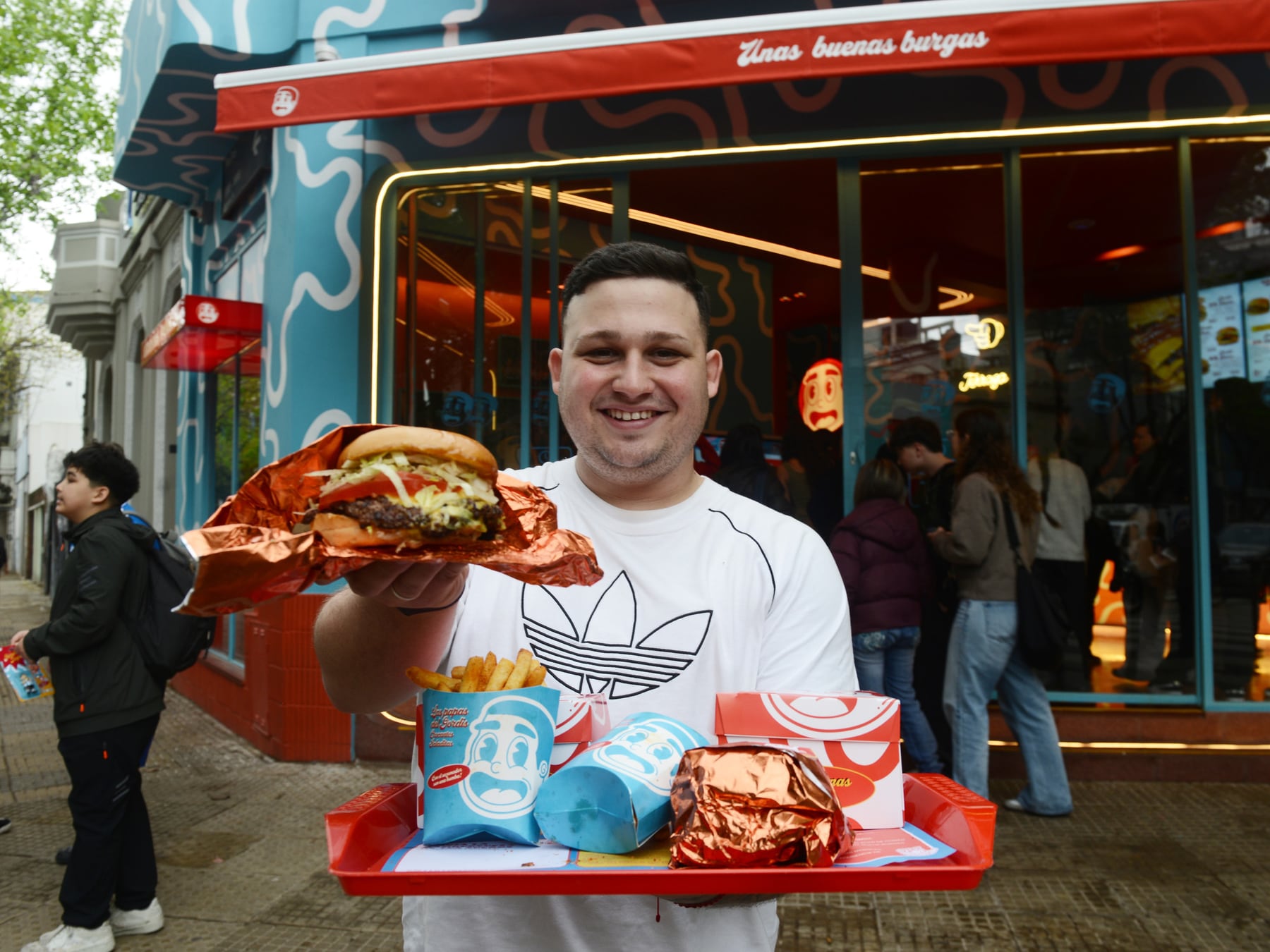 El Gordis se manda su propia hamburguesería en Palermo: carne smash, pollo crocante y precios que arrancan en 16.000 pesos