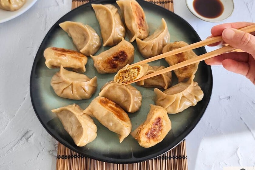 Treinta gyozas caseras con tofu y shiitake: la técnica para que la base quede crocante y el relleno, jugoso