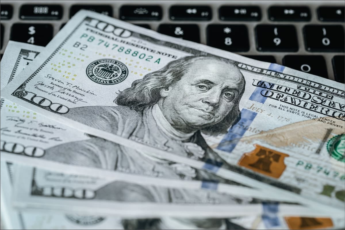 El dólar oficial se mantiene en $1540 y el blue en $1560, sin operativa cambiaria durante el domingo