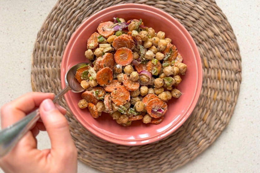 Garbanzos al horno con tahini: una ensalada templada para resolver la semana sin complicarse