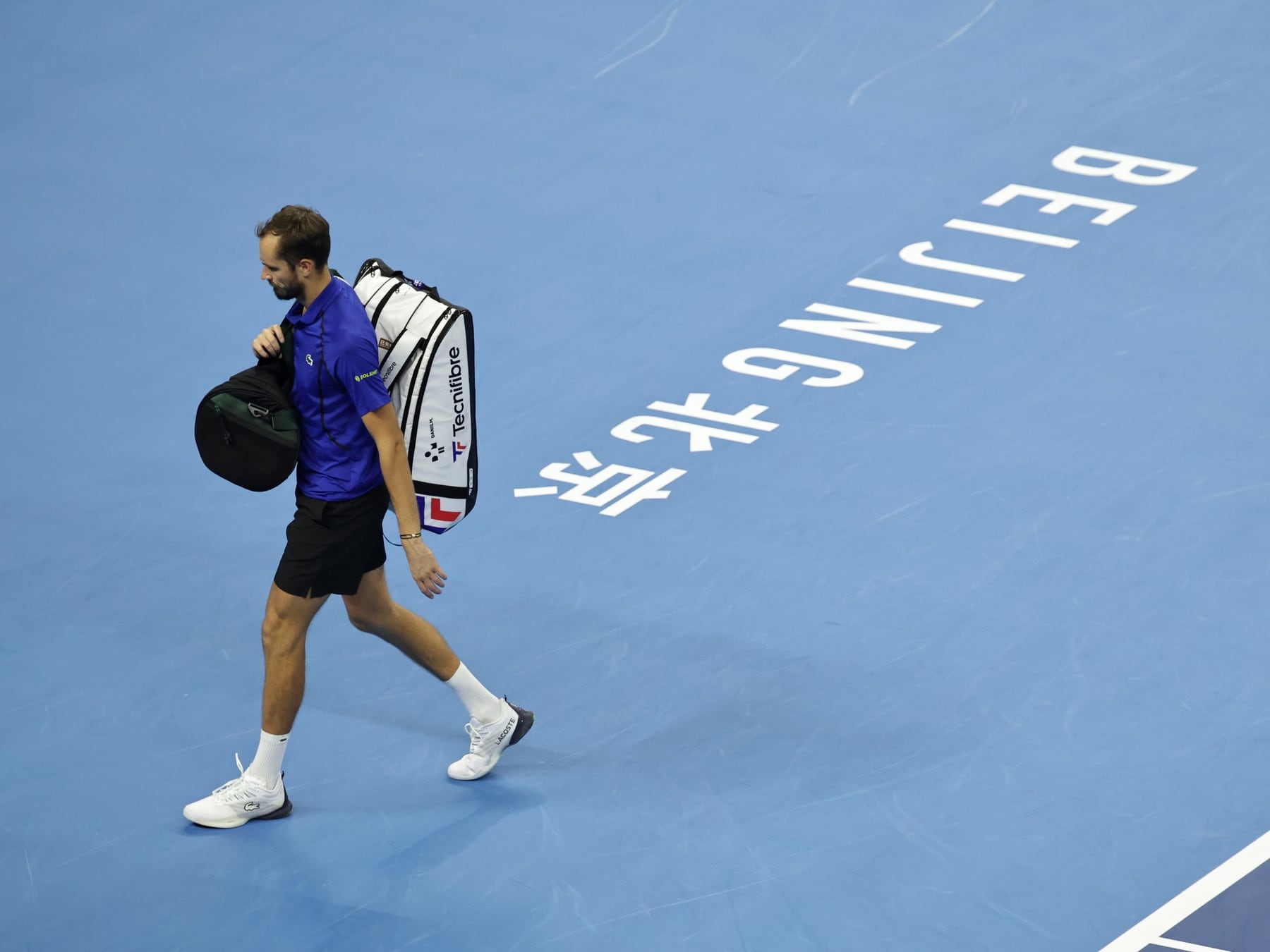 Medvedev la pegó, le pegó a un espectador y se quedó afuera: Djokovic a la final sin terminar el set