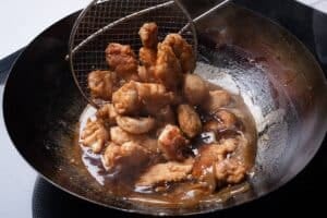 Pollo al limón crocante: dos harinas, una salsa rápida y el truco del agua fría para que no quede seco