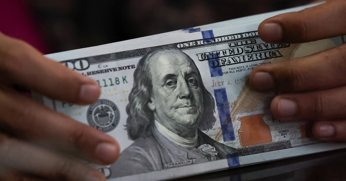 El dólar mayorista completó tres ruedas en $1.520 y la plaza minorista cerró con leve disparidad entre el oficial y el blue