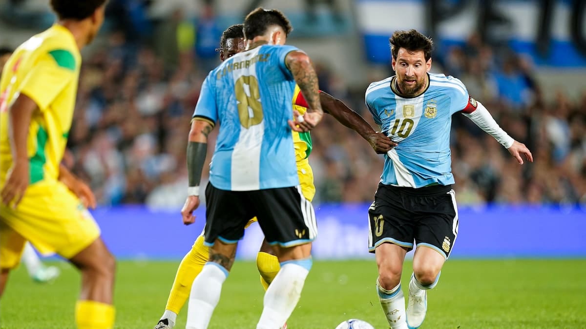 Otamendi le devolvió a Messi el favor del gol y Argentina se va al descanso ganándole a Benín