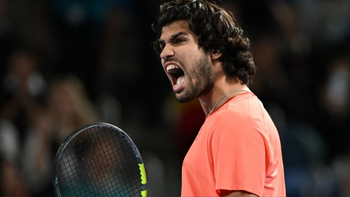 Alcaraz se sacó el chip del primer set y va por la copa en Tokio