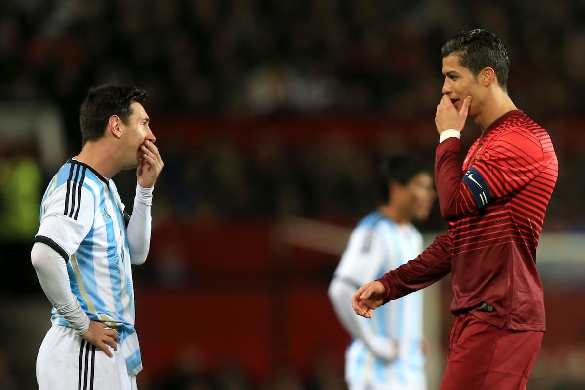 Ronaldo se fue de la concentración con la promesa rota y Messi se quedó en el Monumental con la familia entera