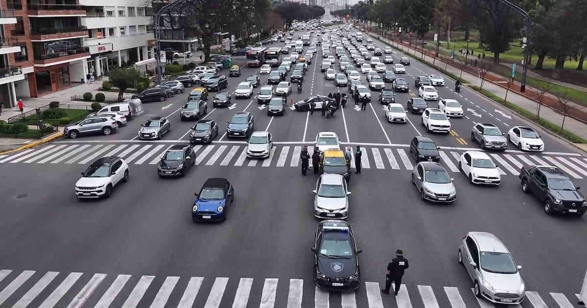 Dos siniestros múltiples en la Ciudad dejaron un pasajero de taxi y una mujer hospitalizados