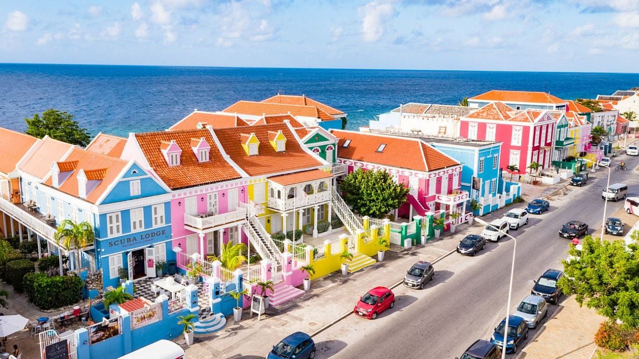 Curazao, más allá de sus 35 playas: un circuito que combina buggy, cuevas y una capital patrimonio