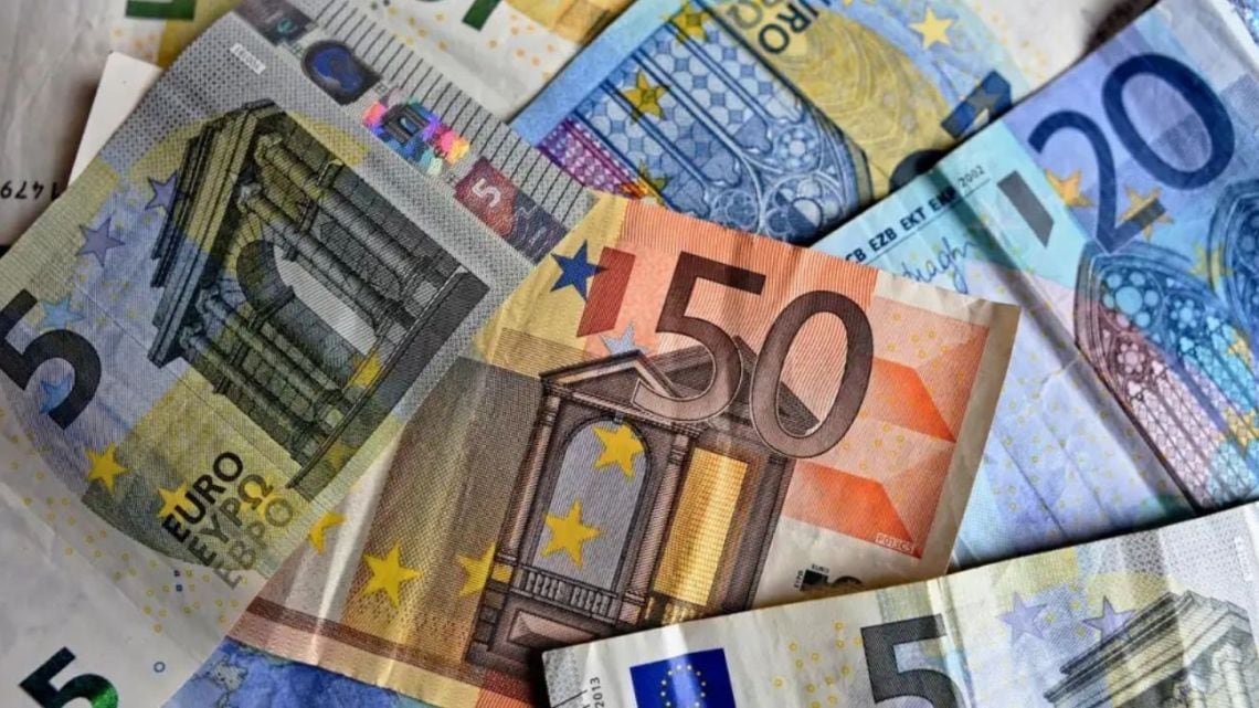 El euro blue cerró la rueda del viernes en $1.832,75 para la venta, con una caída de $6 frente a la jornada previa
