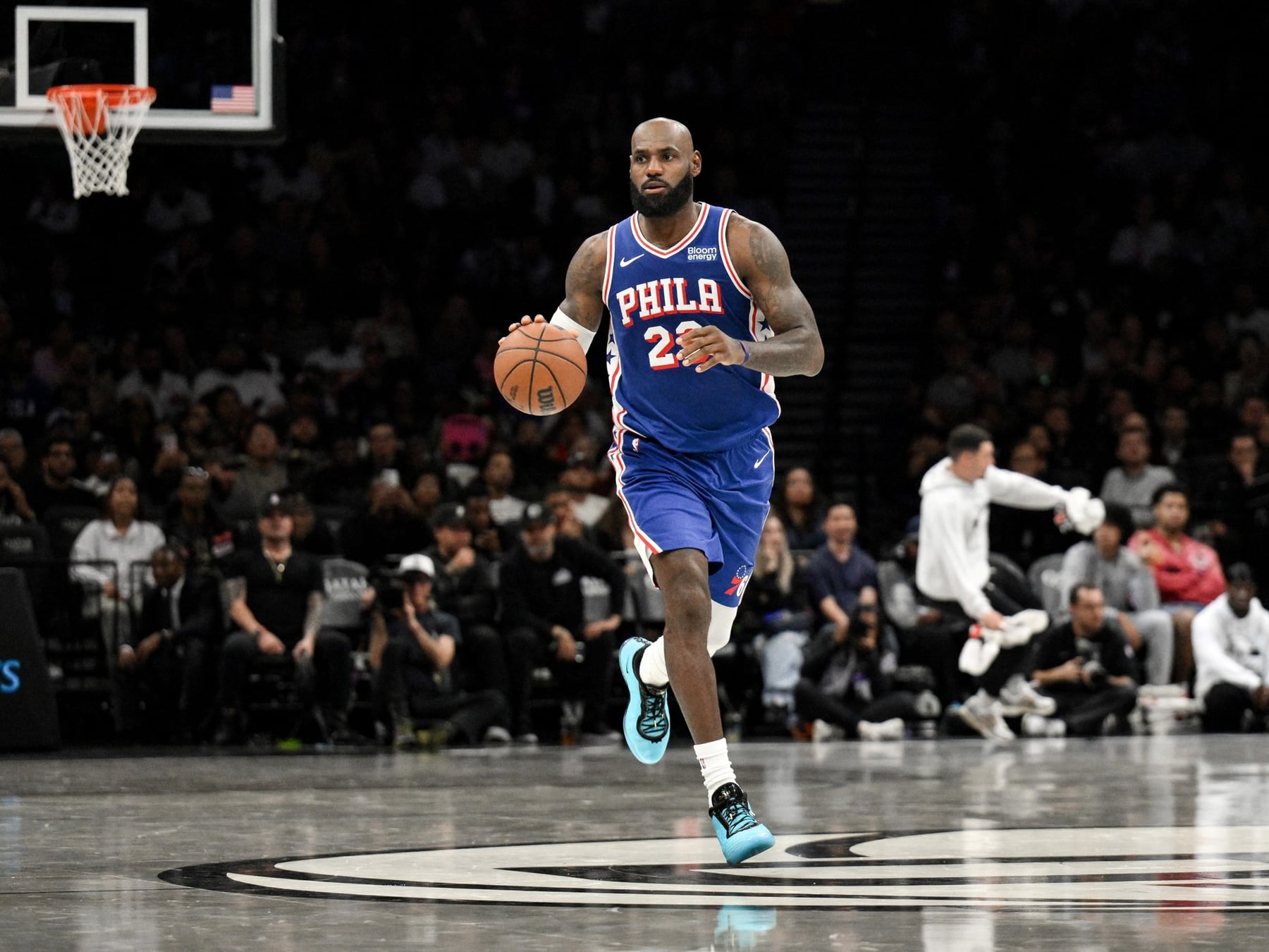 LeBron se puso la 23 de los Sixers y el partido se lo devoraron en el tercer cuarto