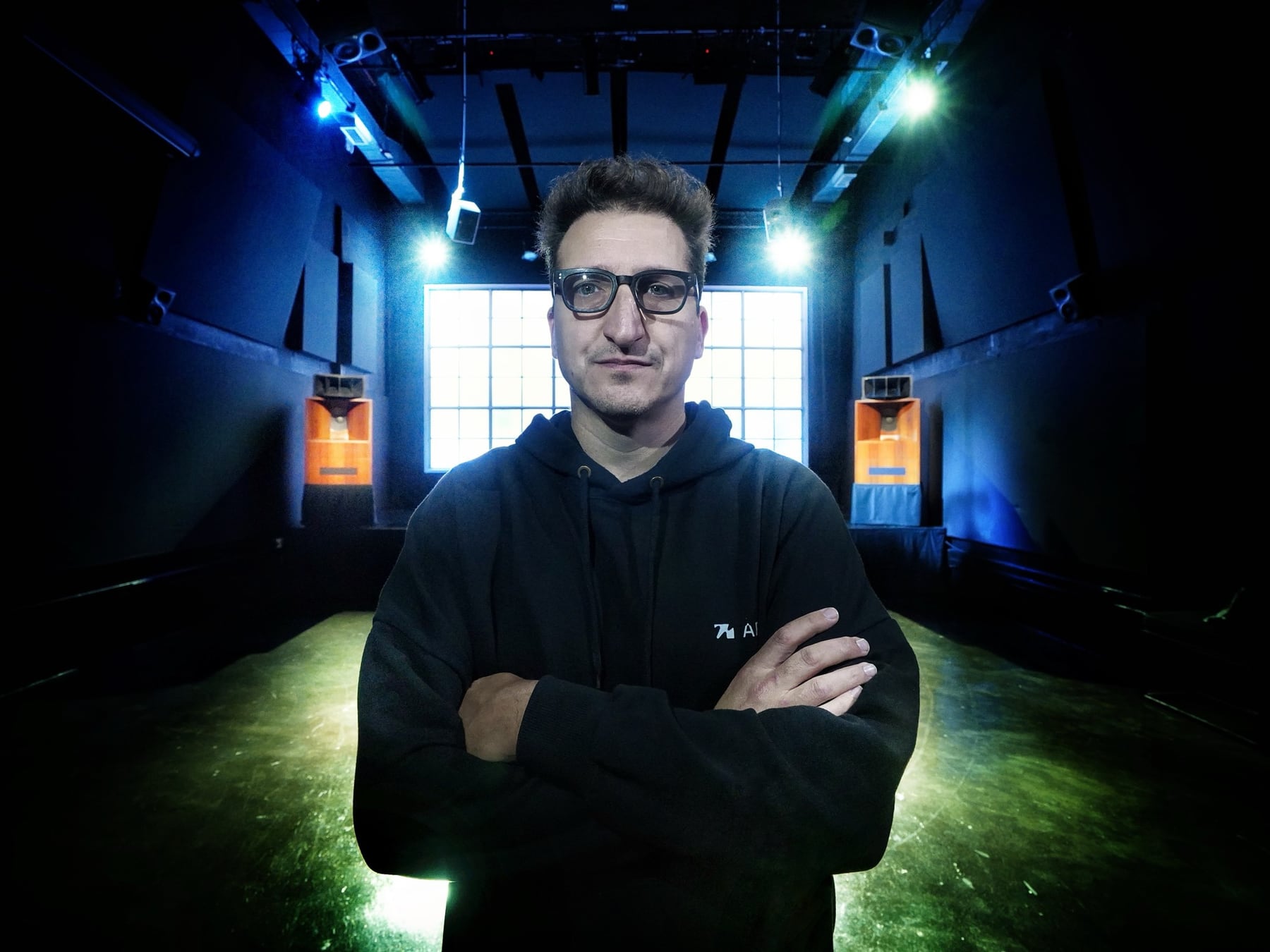 Artlab, en Chacarita: el templo porteño que propone apagar la pantalla y escuchar música con parlantes de 1954